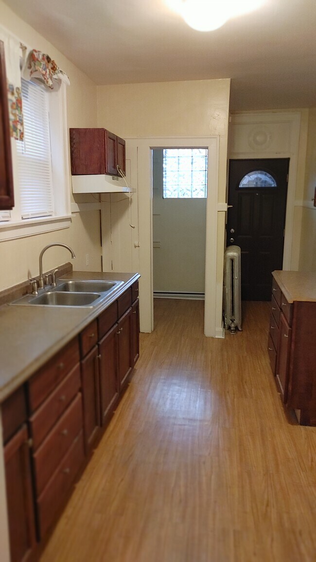 Kitchen - 7431 S Jeffery Blvd
