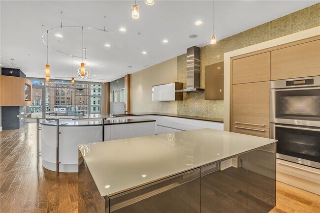 Building Photo - 301 Fifth Ave
