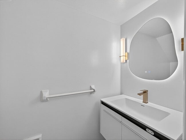 Building Photo - 1002 Shorewinds Dr