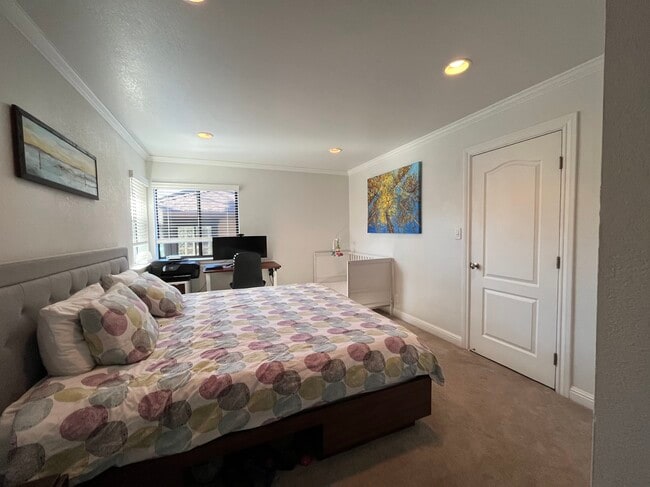 Building Photo - 206 Charter Oak Cir