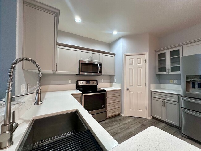 Building Photo - 1/2 off first months rent!! | Modern Comfort Meets Convenience in Beaverton Townhouse 2 Bed 2.5 B...