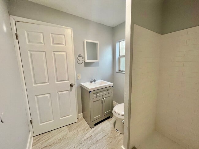 Building Photo - Newly Remodeled 3/2