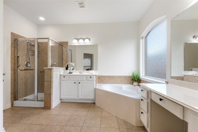 Building Photo - 9535 Empress Crossing Dr