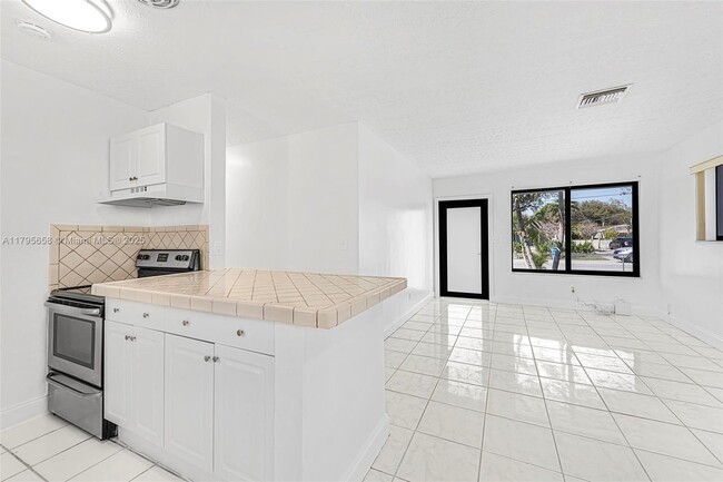 Building Photo - 3241 SW 40th Ave