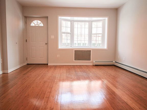 Building Photo - "Spacious 3-Bedroom Gem with 2 Full Baths ...