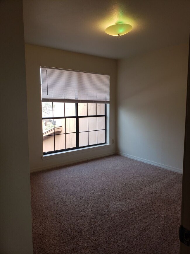 Building Photo - 3360 Eastwood Dr