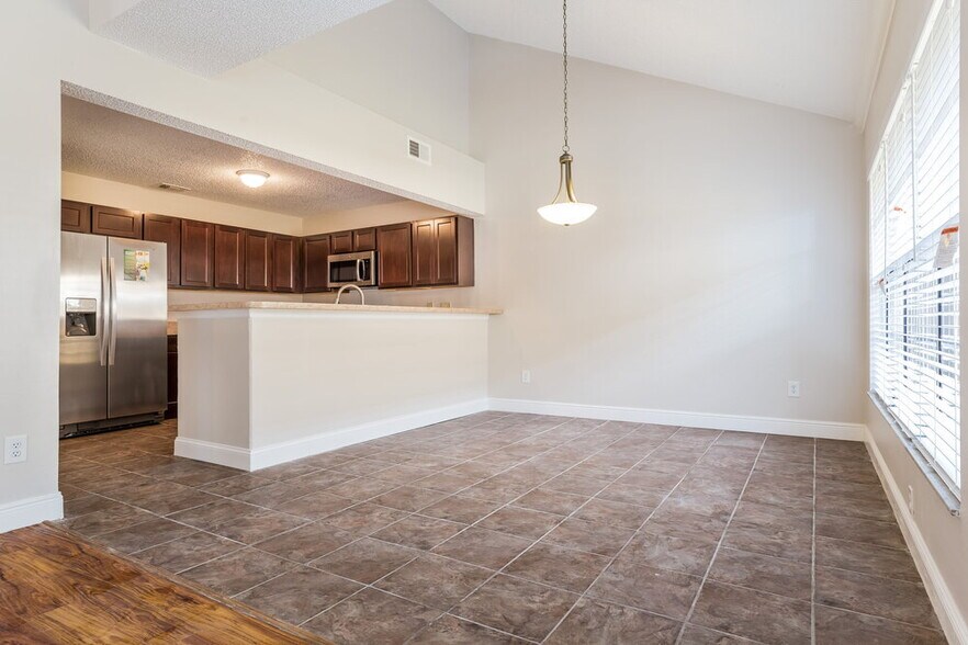 Building Photo - 402 E Springtree Way