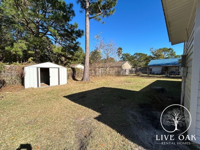 Building Photo - 215 Pointe S Dr