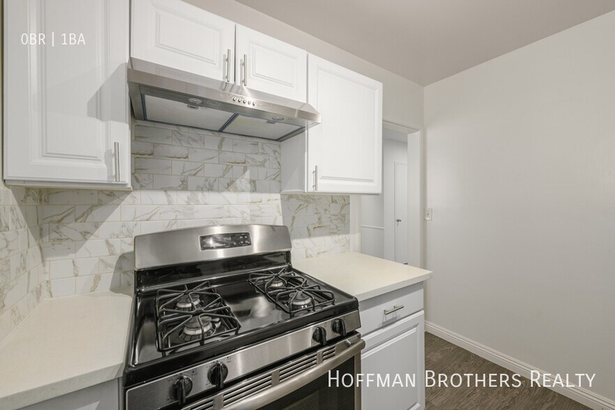 Building Photo - 2001 Beachwood Dr