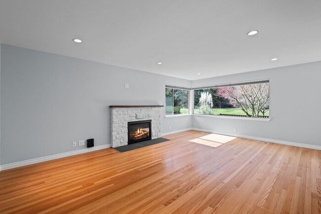 Building Photo - Elegant and Spacious Air-Conditioned Lincoln Park Rambler