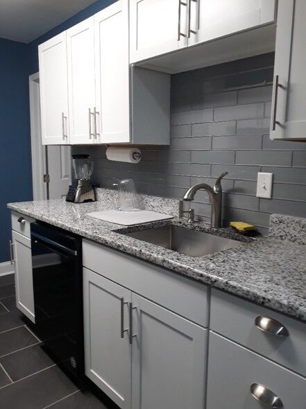 Building Photo - 2000 Waters Edge Dr