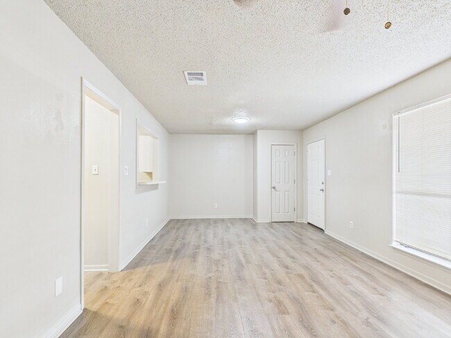 Building Photo - Upstairs 2/1 Unit Now Available