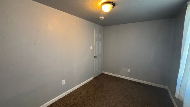 Building Photo - Three Bedroom, Two Bathroom Home in East H...