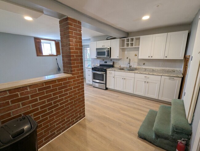 Building Photo - 376 Fellsway W