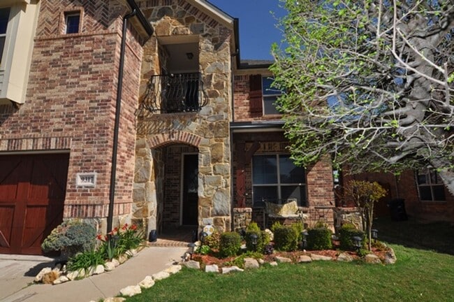 Building Photo - Beautiful 4-2.5-2 with 3 living, 2 dining ...