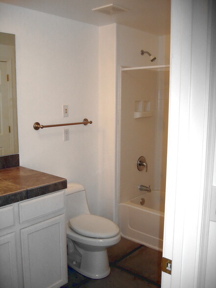 Building Photo - 914 E Hedrick Dr