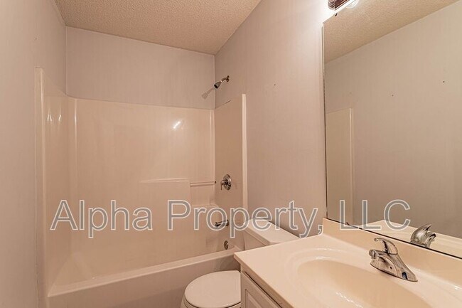 Building Photo - 423 Golden Leaf Ln