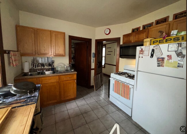 Building Photo - 3352 S Lituanica Ave