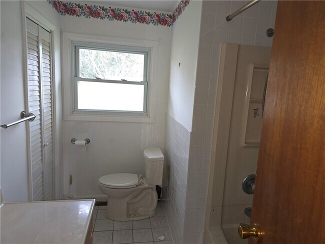 Building Photo - 379 Hollybrook Rd