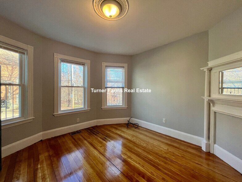 Building Photo - 10 Bucknam St