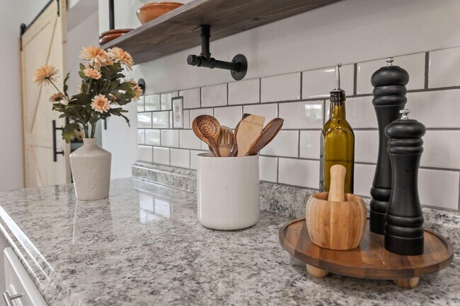 Building Photo - 1010 Long St