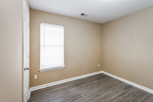 Building Photo - 1319 Farwoods Dr