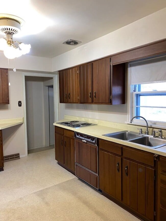 Building Photo - Large 3 bed ranch in Granite City