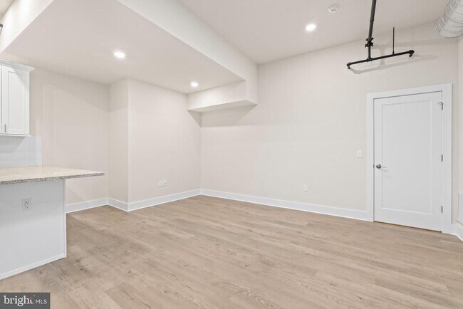 Building Photo - 30 W Broad St