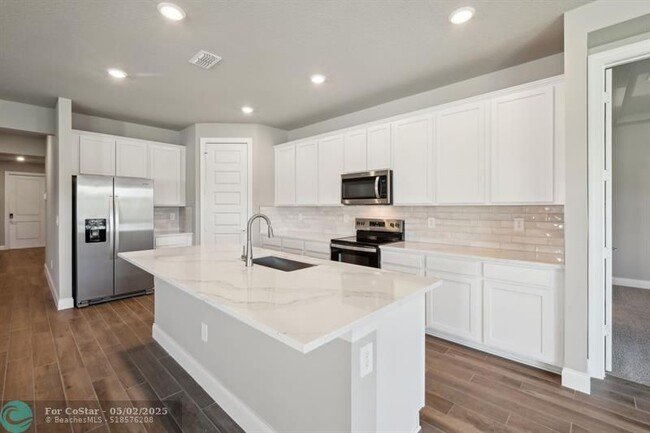 Building Photo - 9041 Dahlia Cir
