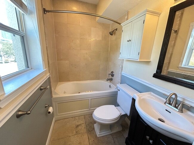 Building Photo - 1 bedroom 1 bath In the Heart of Downtown!