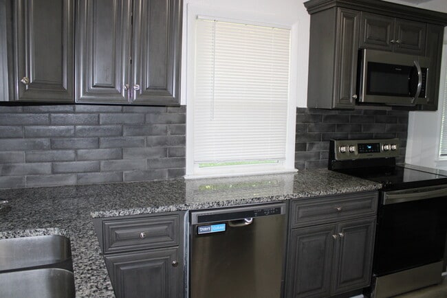 Building Photo - Beautiful 4 bedrooms and 1 bath home located on Freeman Ave in Kansas City, KS