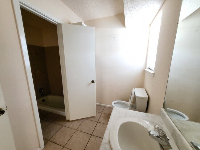 Building Photo - 4233 Siesta Ln