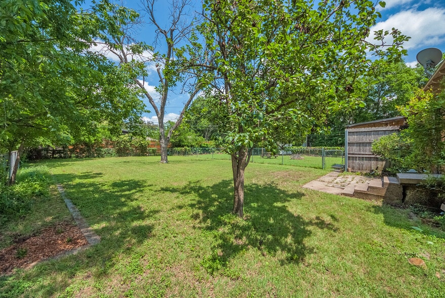 Building Photo - 1653 Mariposa Dr