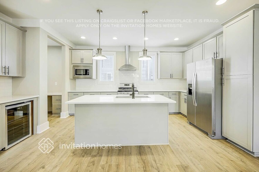 Building Photo - 647 Vernon Ave