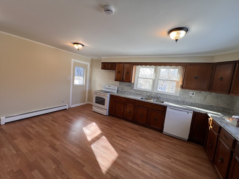 Kitchen with eating area - 4855 Sandy Point Rd
