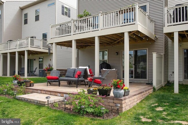 Building Photo - Stunning 3bd 2.5bth townhome in the Pondview community in Millersville.