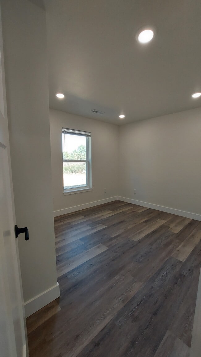 Building Photo - 517 Eagle St