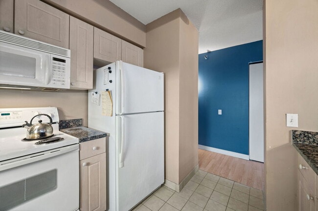 Building Photo - 512 N McClurg Ct