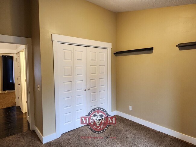 Building Photo - Remodeled 5 Bd Home in Midvale