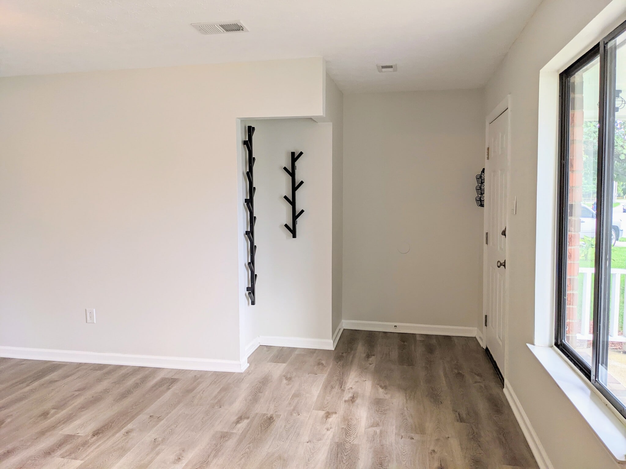 Living Room open coat rack area - 1649 Summerhill Dr