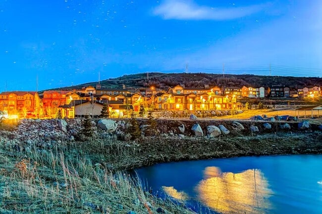 Building Photo - Clean 3 Bedroom Furnished Park's Edge Townhouse with A/C and 2 Car Garage