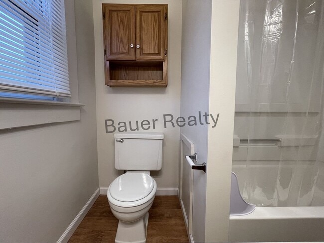 Building Photo - Large Four Bedroom Home