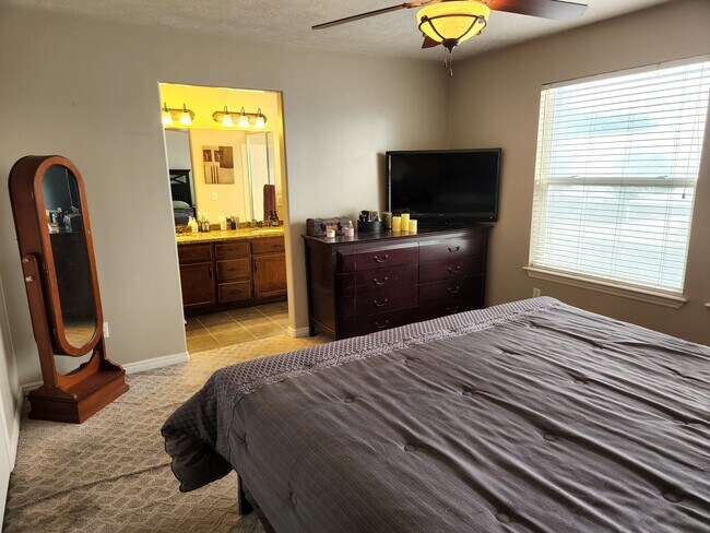 Master bedroom - 710 E Sandy Point Dr