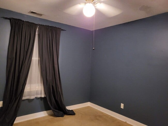 Building Photo - 484 Riverview Dr