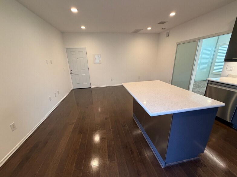 Building Photo - 1119 Poinsettia Dr