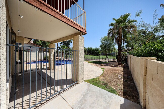 Building Photo - Stunning 3 bedroom, 2.5 bathroom Gold Cour...