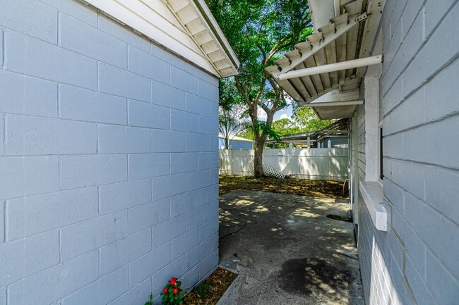 Building Photo - MOVE IN SPECIAL- Charming 2/1 Home w/ Partially Fenced Yard in St. Cloud