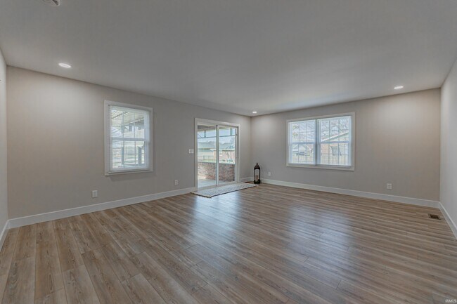 Building Photo - 441 Lawrence Dr