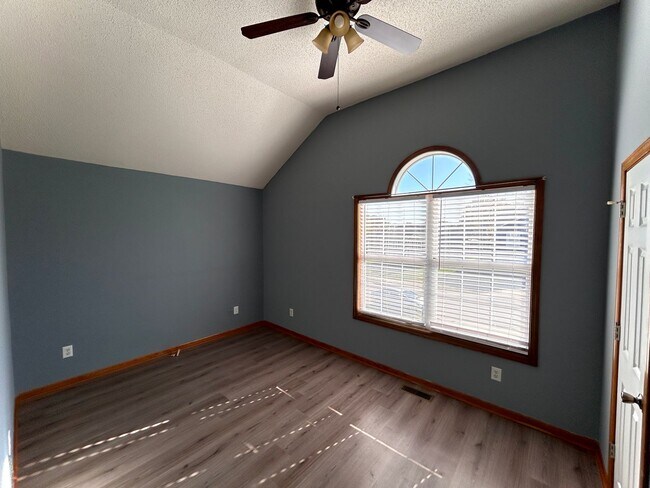 Building Photo - COMING SOON- 3bd/2bath Home North of the River!!