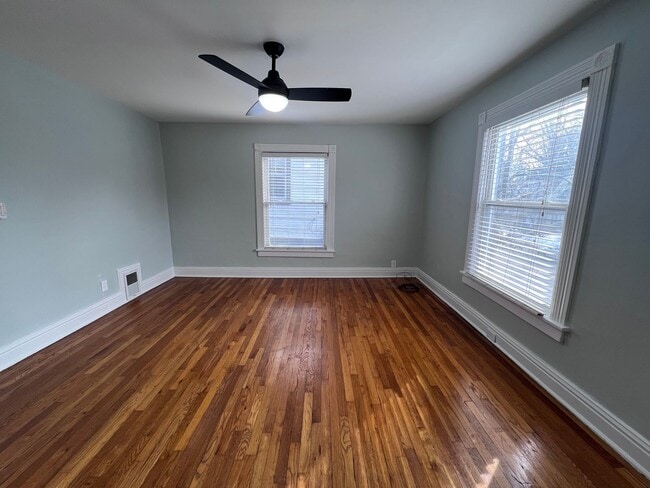 Building Photo - East Hills upper duplex!